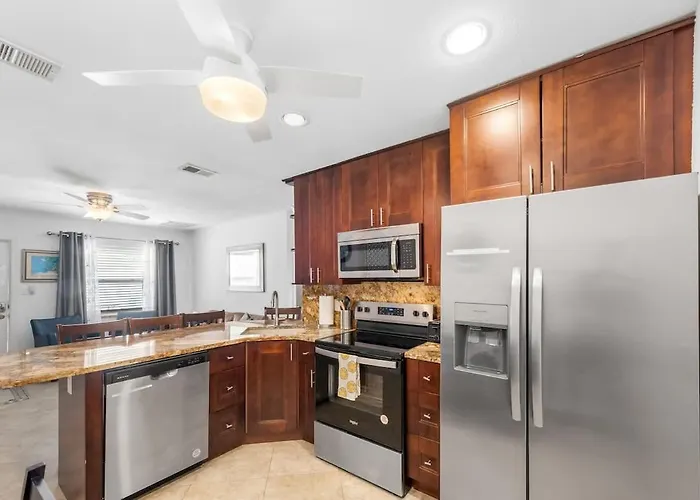 Charming Beachside Retreat #2 - Steps To The Clearwater Beach