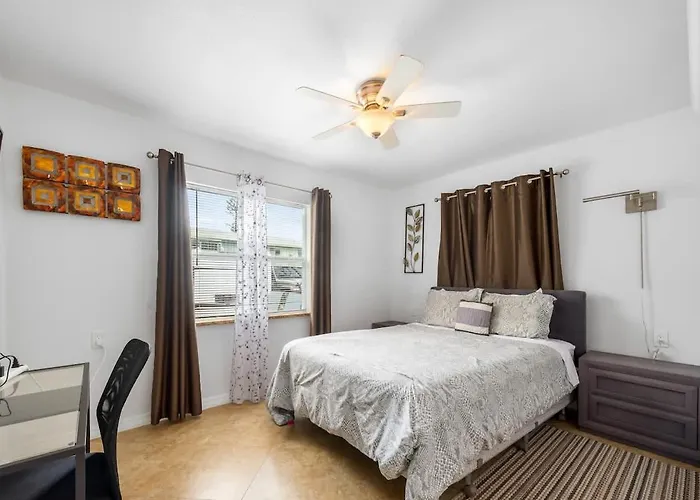 Charming Beachside Retreat #2 - Steps To The Vakantiehuis