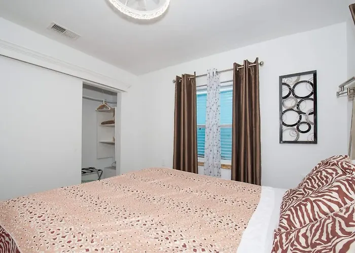 Vakantiehuis Charming Beachside Retreat #2 - Steps To The Clearwater Beach